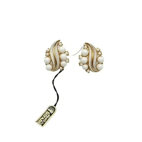 CROWN TRIFARI Gold Tone White Enamel Beaded Flower Clip Earrings Vintage Tags - Picture 1 of 4